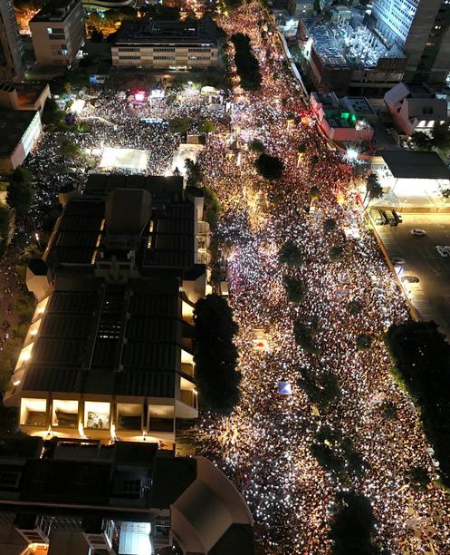 Tienduizenden Israëliërs kwamen zondagavond in Tel Aviv bijeen om een staakt-het-vuren in Gaza te eisen dat de vrijlating van de gijzelaars zou garanderen. Het was een van de grootste solidariteitsmanifestaties in Israël sinds het begin van de oorlog in Gaza in oktober 2023.