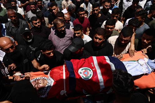 Palestijnen dragen het lichaam van Hamdan Abu Alia, 18 jaar oud, die een dag eerder werd gedood bij een gerapporteerde Israëlische aanval op het dorp Al-Mughayyir, tijdens zijn begrafenis in Ramallah, Westelijke Jordaanoever, 17 augustus 2025.