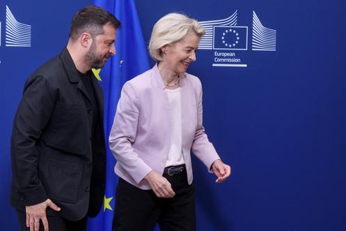 La présidente de la Commission européenne, Ursula von der Leyen, marche aux côtés du président ukrainien Volodymyr Zelensky, avant une réunion au siège de l’Union européenne à Bruxelles, en Belgique, le dimanche 17 août 2025.