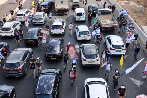 Betogers blokkeren de Ayalon-toegangsweg naar Tel Aviv, Israël, nadat de families van de gijzelaars hadden opgeroepen tot een landelijke staking om de terugkeer van alle gijzelaars en een einde aan de oorlog in Gaza te eisen, 17 augustus 2025.