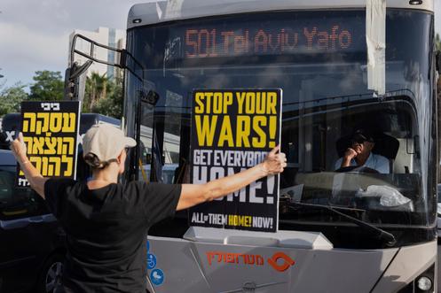 Demonstranten blokkeren het verkeer in Tel Aviv op 17 augustus 2025.