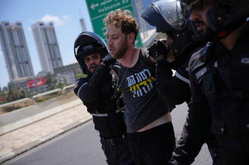 De Israëlische politie grijpt in tijdens de protestmars in Tel Aviv op 17 augustus 2025.