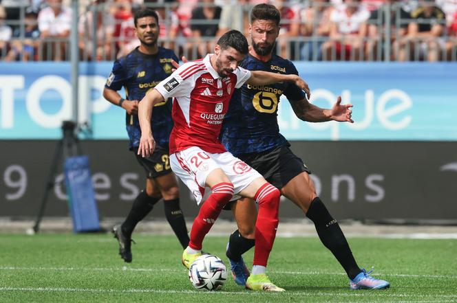 L’attaquant Olivier Giroud (à droite) au duel avec Pierre Lees-Melou lors du match nul entre Lille et Brest, au stade Francis-Le Blé, à Brest, le 17 août 2025.