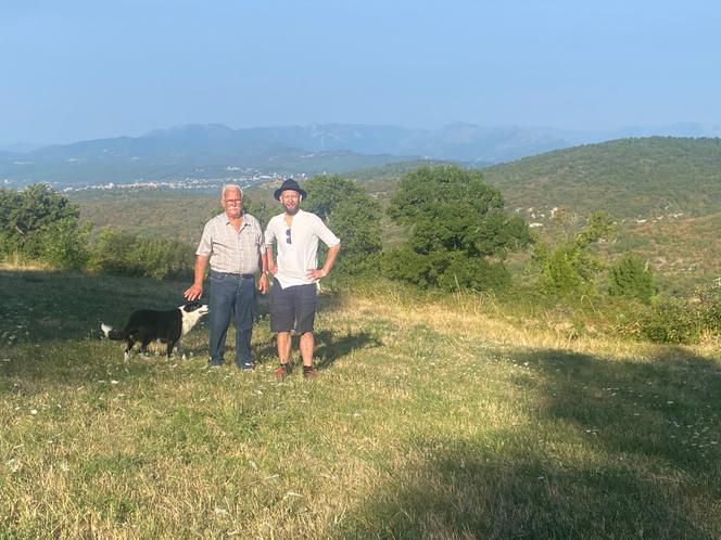 Gérard Rieusset, agriculteur, l’un des participants à la fabrique d’une série documentaire, et Leszek Sawicki, cinéaste, à Saint-Laurent-sous-Coiron (Ardèche), le 17 août 2025.