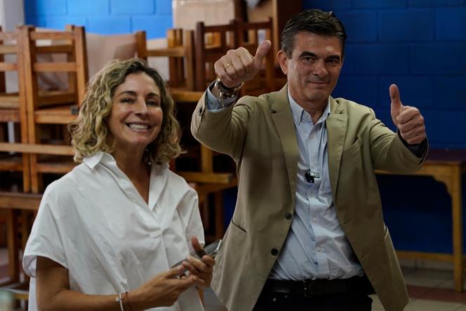 Le sénateur de centre-droit Rodrigo Paz et sa femme, Maria Elena Urquidi dans un bureau de vote lors des élections présidentielles à La Paz, le 17 août 2025.