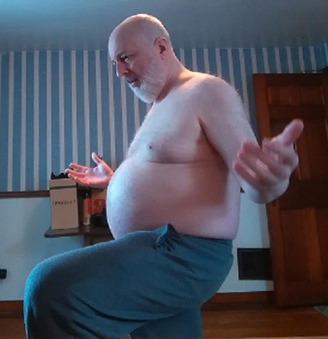 Homme avec abdomen proéminent.