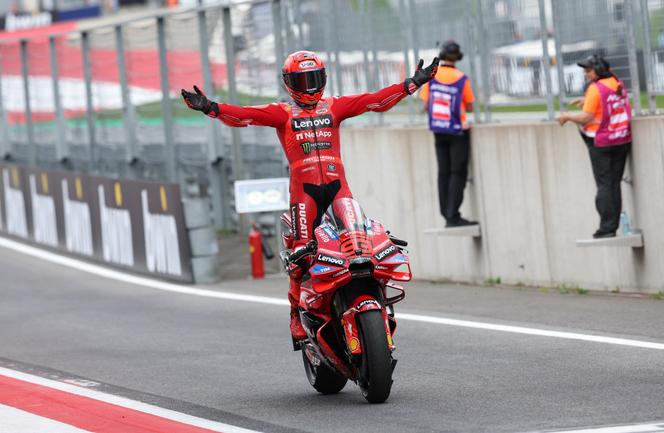 Marc Marquez célèbre sa victoire au Grand Prix d’Autriche de MotoGP, à Spielberg, le 17 août 2025.