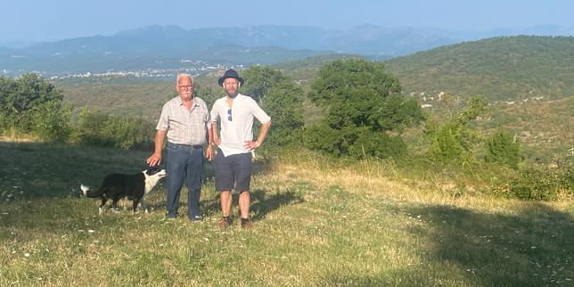 A Lussas, un cinéaste et des villageois se rapprochent en vue de fabriquer une série