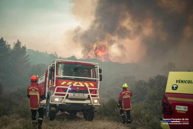 Intervention des sapeurs-pompiers pour éteindre l’incendie qui s’est déclaré dans un massif du Petit Bessillon (Var), le 18 août 2025.
