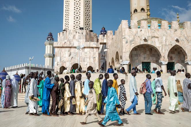 Lors du Grand Magal, des pèlerins de la confrérie Mouride attendent devant la Grande Mosquée le 15 septembre 2022 à Touba.  