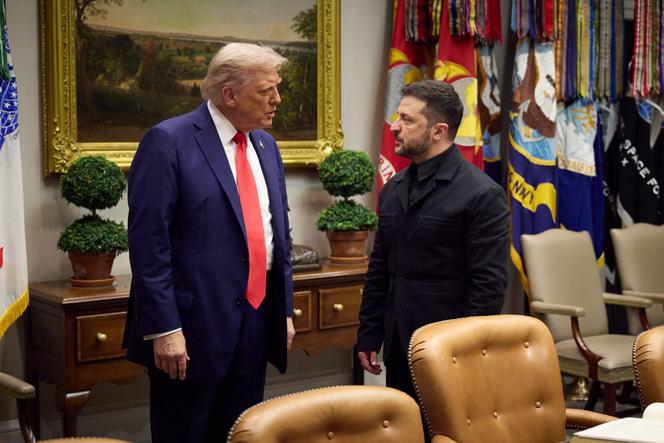 Photographie, prise et diffusée par le service de presse présidentiel ukrainien de la rencontre entre le président ukrainien, Volodymyr Zelensky, et le président américain, Donald Trump, à la Maison Blanche, à Washington, le 18 août 2025. 