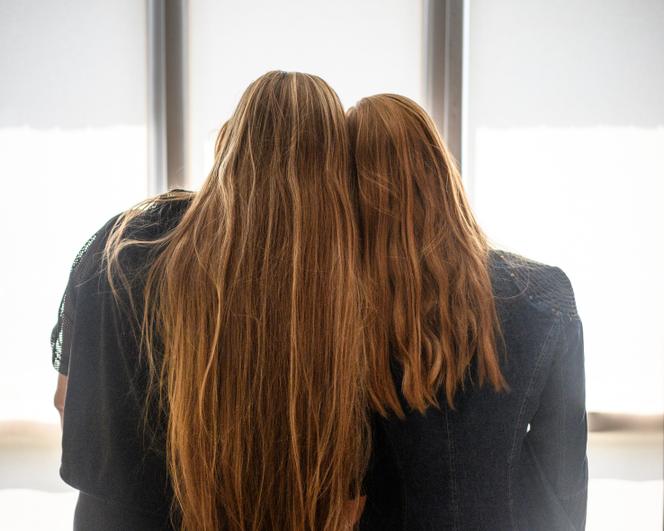 Mère et fille de dos. L’avocate de 43 ans et sa fille, lycéenne de 15 ans, ont fui la région de Louhansk occupée par la Russie, début juillet. A Kiev, le 14 juillet 2025. 