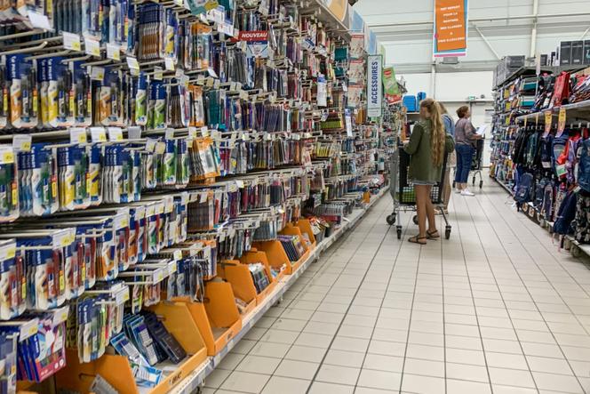 Au rayon des fournitures scolaires dans un supermarché de Lille, en août 2022.