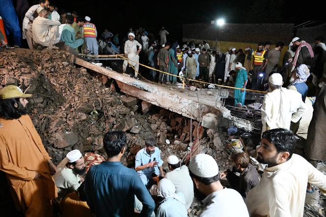 Des secouristes et des habitants recherchent des victimes dans les décombres de maisons effondrées dans le village de Dolari, district de Swabi, dans la province montagneuse de Khyber Pakhtunkhwa, au nord du Pakistan, le 18 août 2025. 