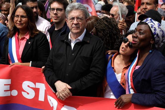Le chef de file de La France Insoumise (LFI), Jean-Luc Mélenchon, entouré de la députée (LFI) Farida Amrani (à gauche), de la députée européenne Manon Aubry, et de la députée (LFI) Danièle Obono, à Paris, le 11 mai 2025.