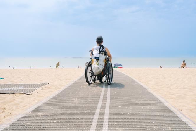 Une personne à mobilité réduite à La Baule (Loire-Atlantique), le 11 août 2025.