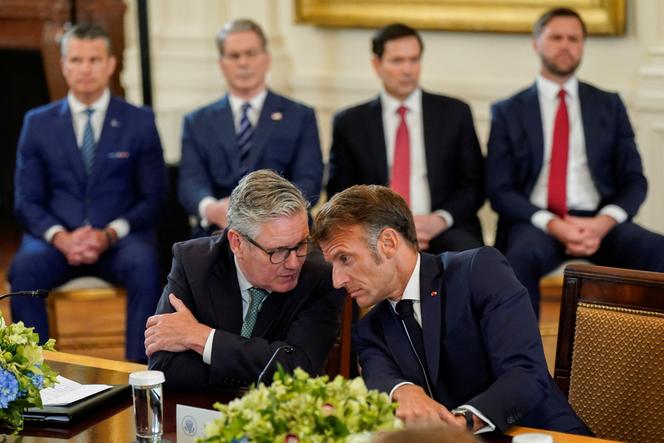 O presidente francês Emmanuel Macron e o primeiro -ministro britânico Keir Starmer durante uma reunião na Casa Branca em Washington, DC, 18 de agosto de 2025.