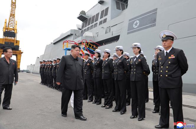 Le dirigeant nord-coréen, Kim Jong-un, lors d’une visite sur le destroyer de fabrication nationale Choe Hyon, en Corée du Nord, le 18 août 2025, sur une photo diffusée par l’agence de presse d’Etat nord-coréenne KCNA.