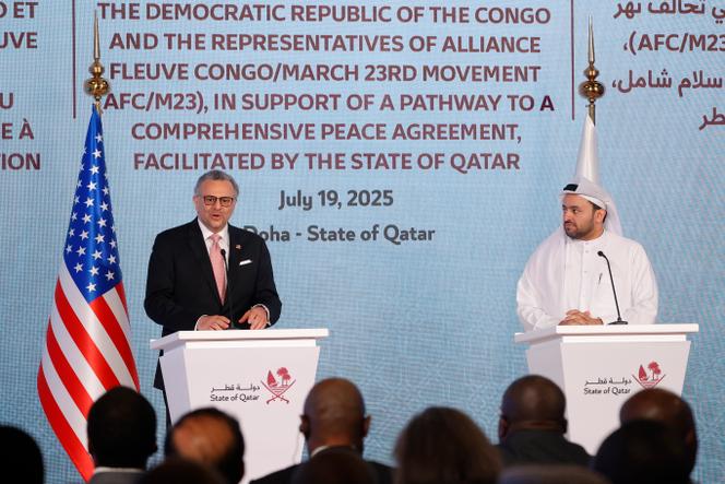 L’envoyé spécial américain pour l’Afrique, Massad Boulos (à gauche) et le négociateur en chef du Qatar, Mohammed Al-Khulaifi, lors d’une conférence de presse à Doha (Qatar) après la signature d’un accord de cessez-le-feu entre la RDC et le M23, le 19 juillet 2025. 