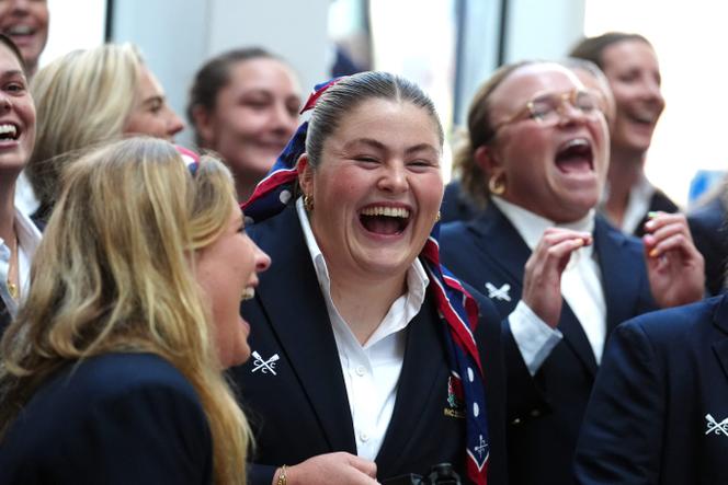 Angleterre Prop Maud Muir (Centre) et ses coéquipiers lors d'une cérémonie de bienvenue en équipe le 16 août 2025, à l'hôtel de ville de Sunderland en Angleterre, où la Coupe du monde féminine du rugby ouvre vendredi. 