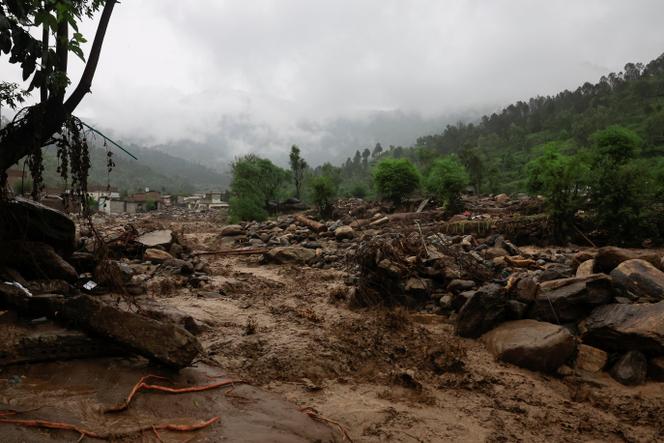 Un torrent d’eau de pluie s’écoulant des montagnes, à Bayshonai Kalay (Pakistan), le 18 août 2025. 