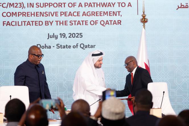 De gauche à droite : le médiateur pour la paix, Sumbu Sita Mambu, le négociateur en chef du Qatar, Mohammed Al-Khulaifi, et le secrétaire exécutif du groupe armé M23, Benjamin Mbonimpa, après un accord de principe signé à Doha, le 19 juillet 2025. 