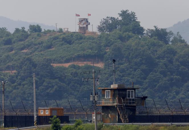 Un soldad nord-coréen surveillant la zone démilitarisée entre la Corée du Nord et la Corée du Sud, le 17 juin 2020.