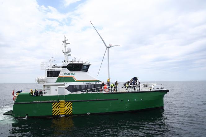 Le premier ministre polonais, Donald Tusk, visite un parc d’éoliennes en mer Baltique, au large de Leba (Pologne), le 8 août 2025.