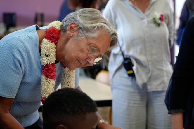 La ministre de l’éducation, Elisabeth Borne, lors d’une visite dans une classe du collège de M’Gombani, à Mamoudzou, le 18 août 2025.