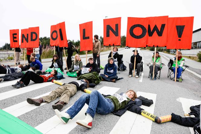 Des militants d’Extinction Rebellion participent à une action à la raffinerie de pétrole Equinor à Mongstad, le 18 août 2025.