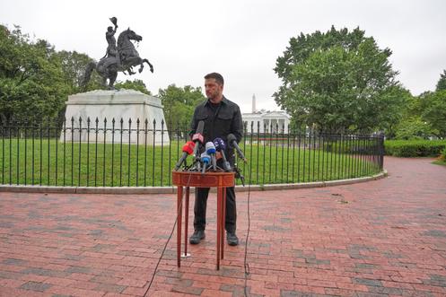 Volodymyr Zelensky lors d’une conférence de presse devant la Maison blanche, à Washington, après la réunion avec Donald Trump et les responsables européens, le 18 août 2025.