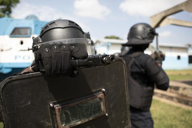 Des membres de la gendarmerie togolaise lors d’un exercice antiterroriste au Centre de formation aux opérations de maintien de la paix, à Lomé, en octobre 2022.