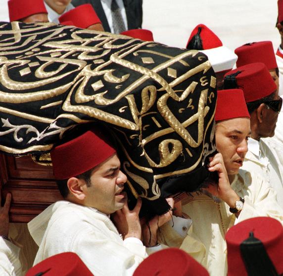 Le roi du Maroc, Mohammed VI (à droite), porte le cercueil de son père, Hassan II, lors des funérailles, à Rabat, le 25 juillet 1999.