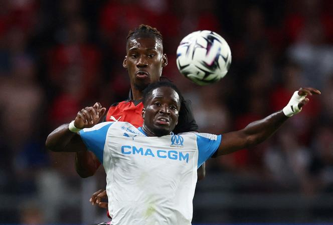 Jonathan Rowe, devant le Rennais Christopher Wooh, lors de sa dernière apparition avec le maillot de l’OM, à Rennes, le 15 août 2025.