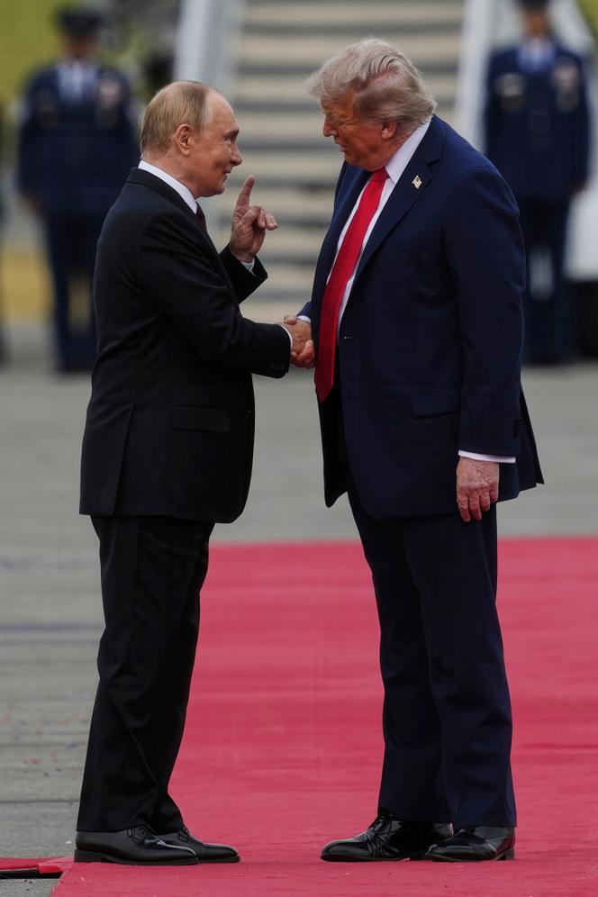 Vladimir Poutine et Donald Trump, sur le tarmac de la base militaire Elmendorf-Richardson, à Anchorage (Alaska), le 15 août 2025.