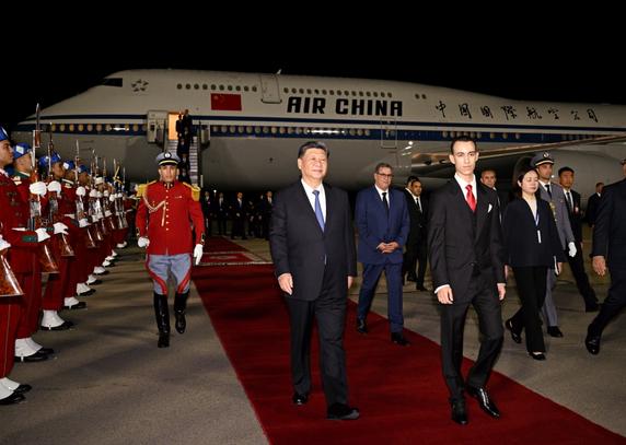 Le président chinois, Xi Jinping (au centre à gauche), est accueilli par le prince héritier du Maroc, Moulay Al-Hassan, lors d’une escale à Casablanca (Maroc), le 21 novembre 2024.