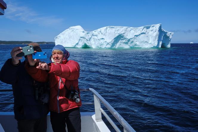 Des touristes lors d’une excursion à Twillingate, sur l’île de Terre-Neuve (Canada), le 16 mai 2025.