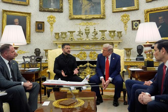 Le président ukrainien, Volodymyr Zelensky, et son homologue américain, Donald Trump, le 18 août, dans le bureau Ovale, à la Maison Blanche.