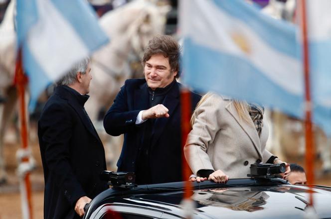 Le président argentin, Javier Milei, face au ministre de l’économie, Luis Caputo, à Buenos Aires, le 26 juillet 2025.