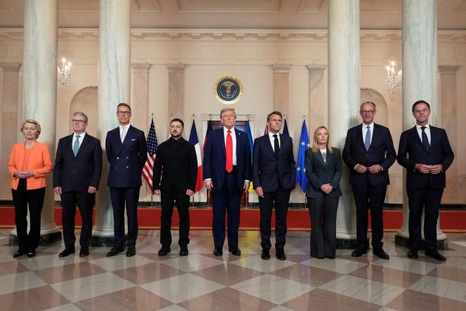 La présidente de la Commission européenne, Ursula von der Leyen, le premier ministre britannique, Keir Starmer, le président finlandais, Alexander Stubb, le président ukrainien, Volodymyr Zelensky, le président américain Donald Trump, le président français Emmanuel Macron, la première ministre italienne, Giorgia Meloni, le chancelier allemand, Friedrich Merz et le secrétaire général de l’OTAN, Mark Rutte, à Washington, le 18 août 2025. 