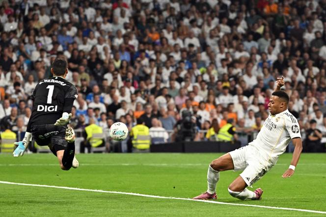 Une occasion de but pour l’attaquant du Real Madrid, Kylian Mbappé, face à Osasuna, le 19 août 2025, au stade Santiago Bernabeu à Madrid.
