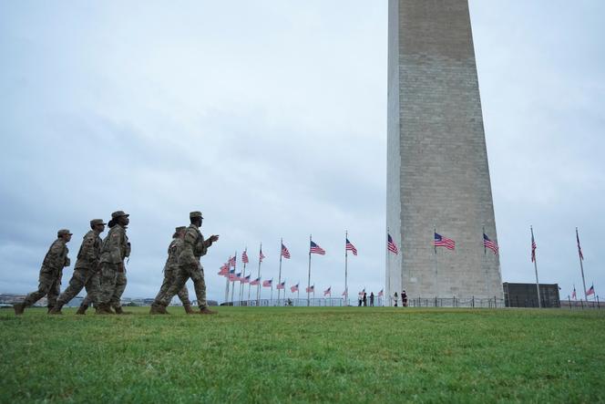 Des membres de la garde nationale patrouillent au National Mall, à Washington, le 18 août 2025.
