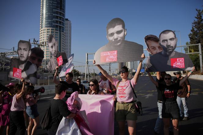Des manifestants bloquent une route pour exiger la libération immédiate des otages détenus par le Hamas  et appeler le gouvernement israélien à revenir sur sa décision de prendre le contrôle progressivement de la bande de Gaza, à Tel-Aviv, le 19 août 2025.