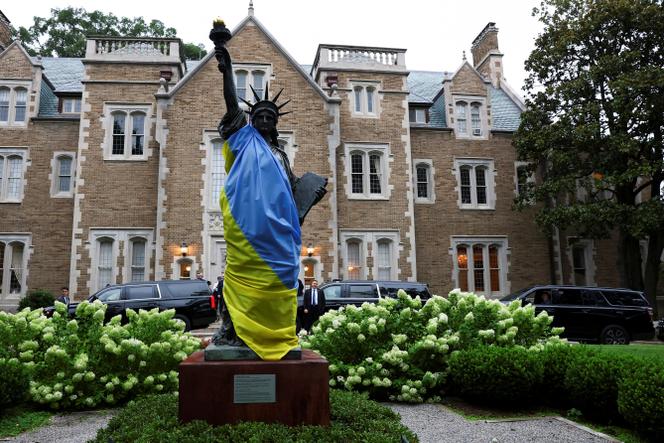 Um modelo em escala da Estátua da Liberdade fica envolto em uma bandeira ucraniana nos jardins da embaixada francesa em Washington, DC, na segunda -feira, 18 de agosto de 2025. 