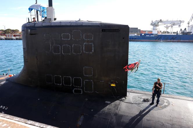 Des officiers de la marine américaine montent la garde à bord de l’« USS Minnesota », un sous-marin d’attaque rapide de classe Virginia, après l’accostage du navire à la base navale de Stirling près de Rockingham, en Australie occidentale, le 26 février 2025.