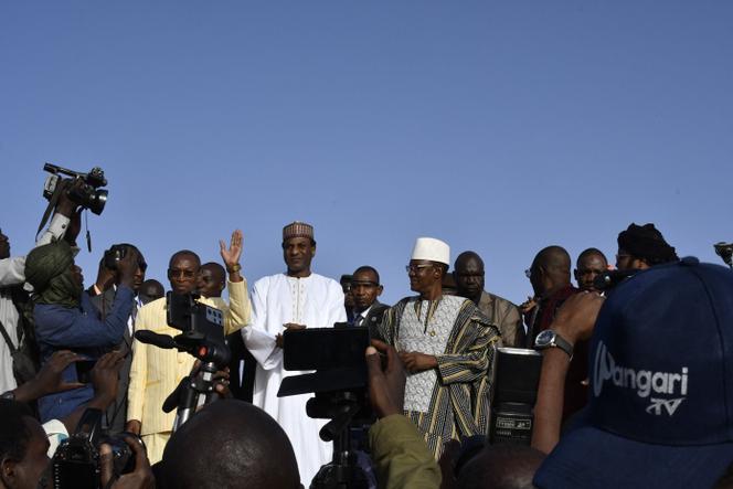 Le premier ministre du Mali Choguel Kokalla Maïga (à droite), salue des milliers de personnes rassemblées à Niamey, le 29 décembre 2023.