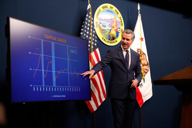 Le gouverneur de Californie, Gavin Newsom, présente une proposition révisée du budget de l’Etat pour 2025-2026 lors d’une conférence de presse, à Sacramento, le 14 mai 2025.