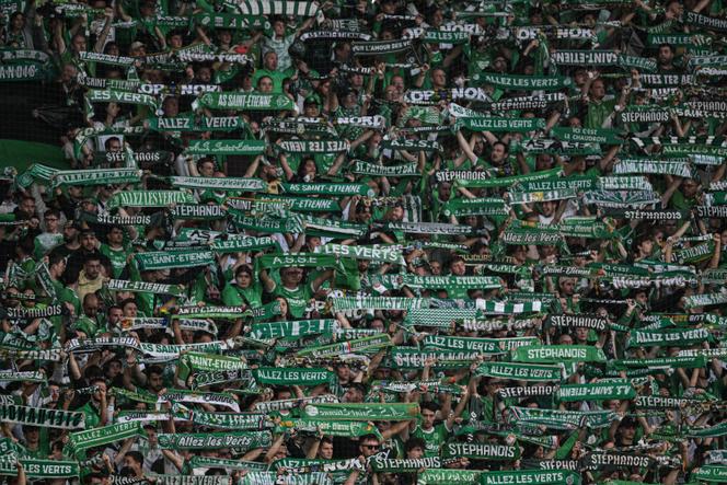 Des supporteurs de l’équipe de Saint-Etienne, lors d’un match contre Toulouse, au stade Geoffroy-Guichard de Saint-Etienne (Loire), le 17 mai 2025.