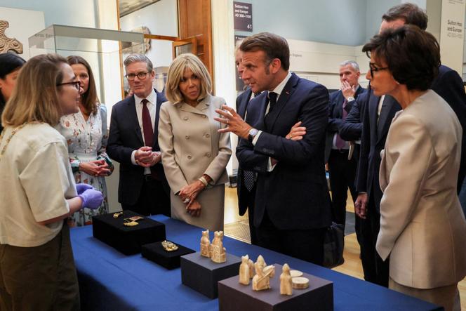 Le premier ministre britannique Keir Starmer, Brigitte et Emmanuel Macron et Rachida Dati, ministre de la culture (de gauche à droite), au British Museum de Londres, le 9 juillet 2025.