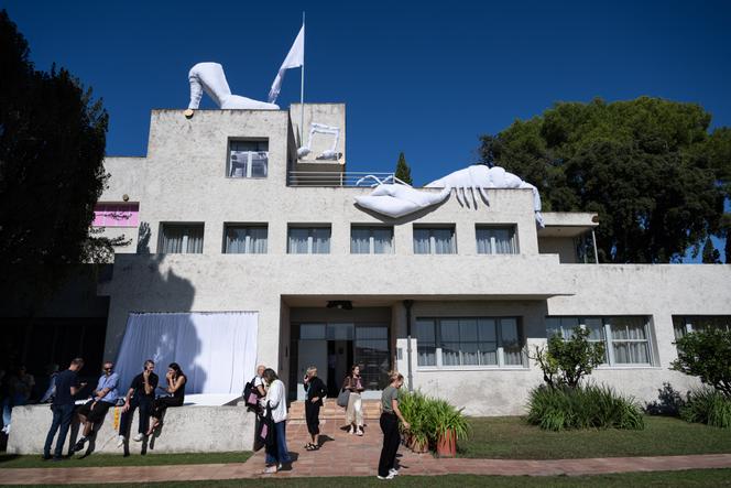 Devant la Villa Noailles, lors de la 39ᵉ édition du Festival international de mode, de photographie et d’accessoires, à Hyères (Var), le 11 octobre 2024.